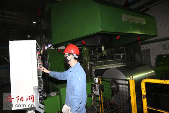 加班加點(diǎn)! 爭(zhēng)分奪秒! 藥用鋁箔從萬(wàn)基控股集團(tuán)不斷發(fā)往抗疫一線(xiàn)