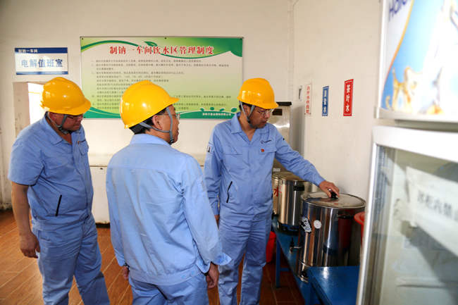 集團公司黨委書記、董事長李躍民深入生產(chǎn)一線檢查指導(dǎo)防暑降溫工作