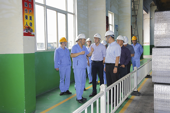 交通銀行洛陽(yáng)分行行長(zhǎng)齊延兵一行到萬基控股集團(tuán)調(diào)研