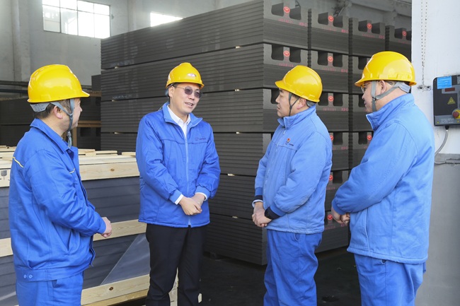 黨委書(shū)記、董事長(zhǎng)黃小寧春節(jié)前到生產(chǎn)一線慰問(wèn)